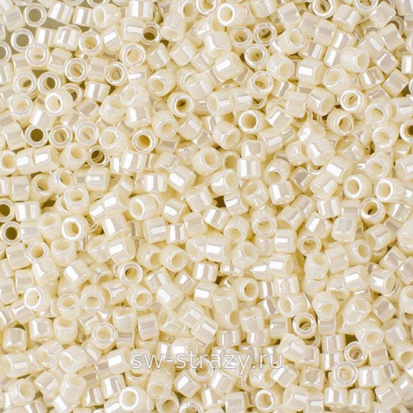 Delica Beads 11/0 DB1900 Crystal Ivory Ceylon